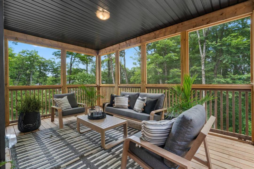 Photo of Patio Balcony in Lake of Bays