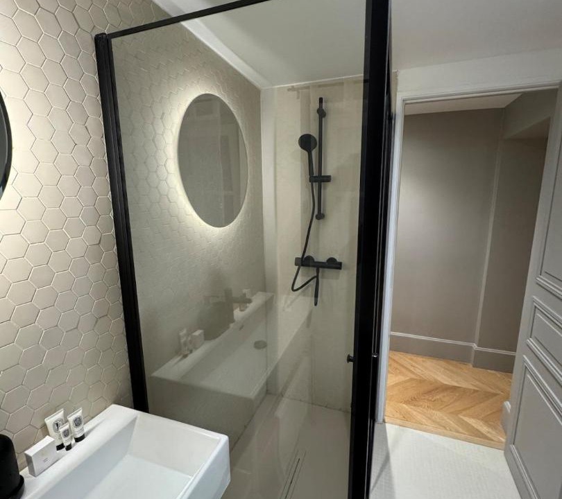 Photo of Bathroom in Quartier de l'Ecole-Militaire