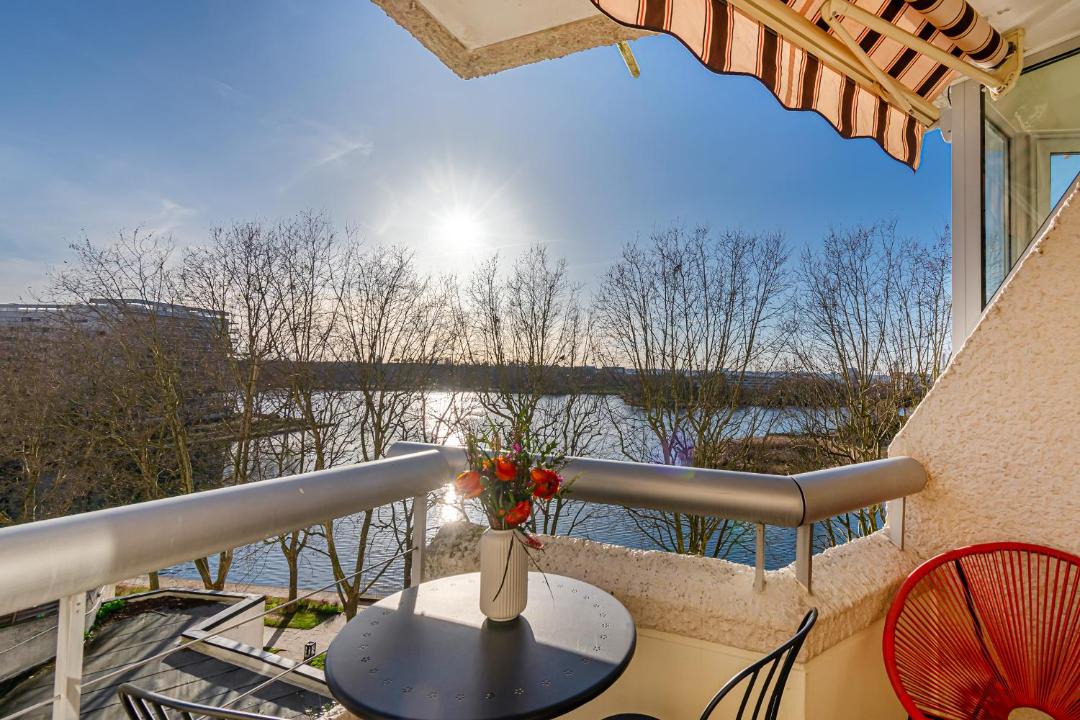Photo of Patio Balcony in Front de Lac