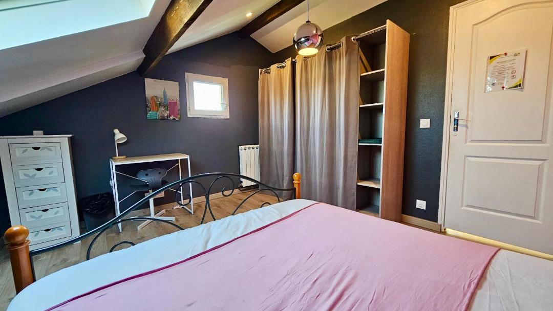 Photo of Bedroom in Stains