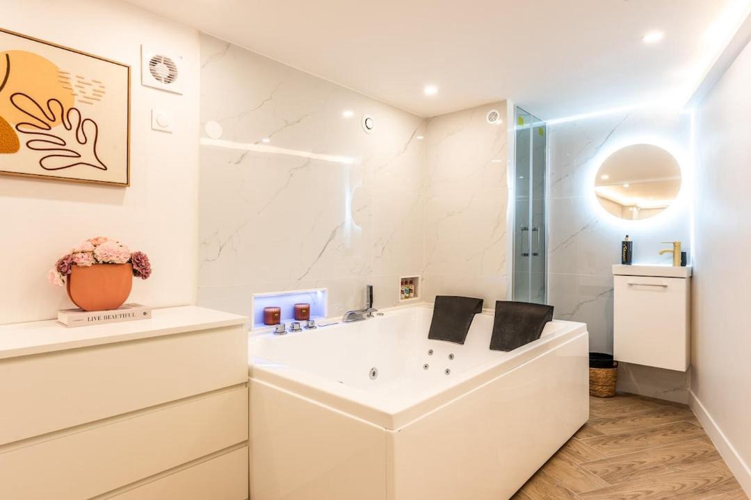 Photo of Bathroom in Pere Lachaise