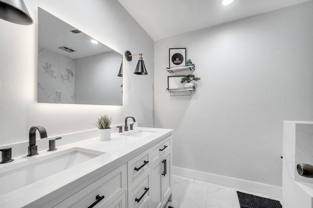Photo of Bathroom in Florida Center North