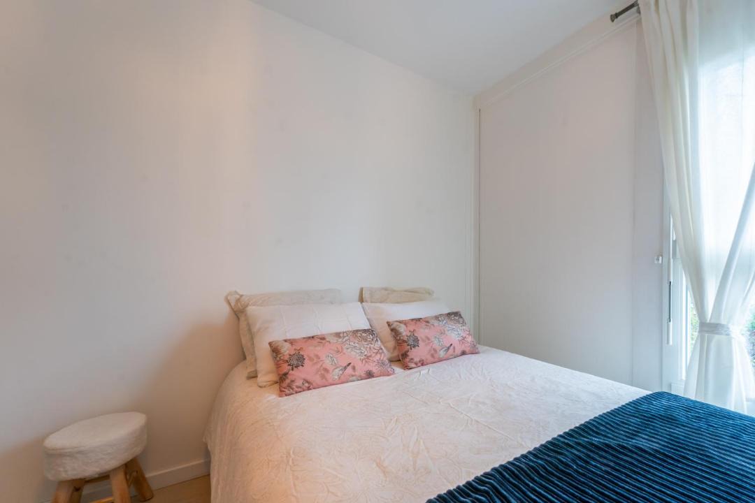 Photo of Bedroom in Stains