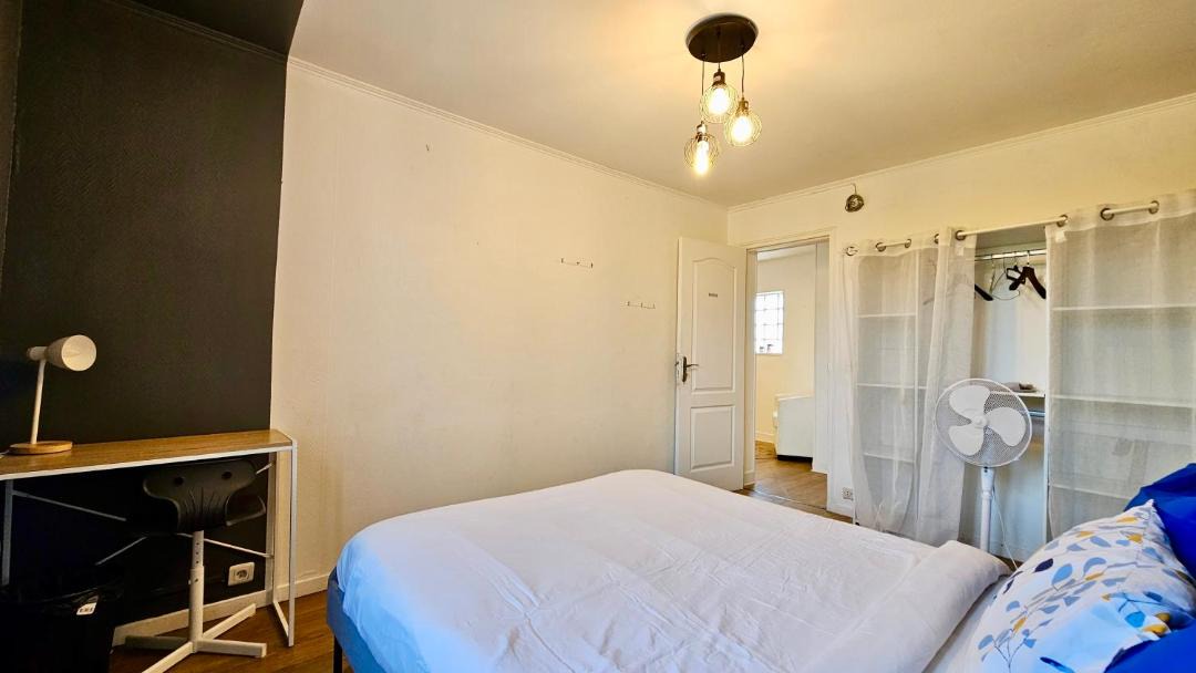 Photo of Bedroom in Stains