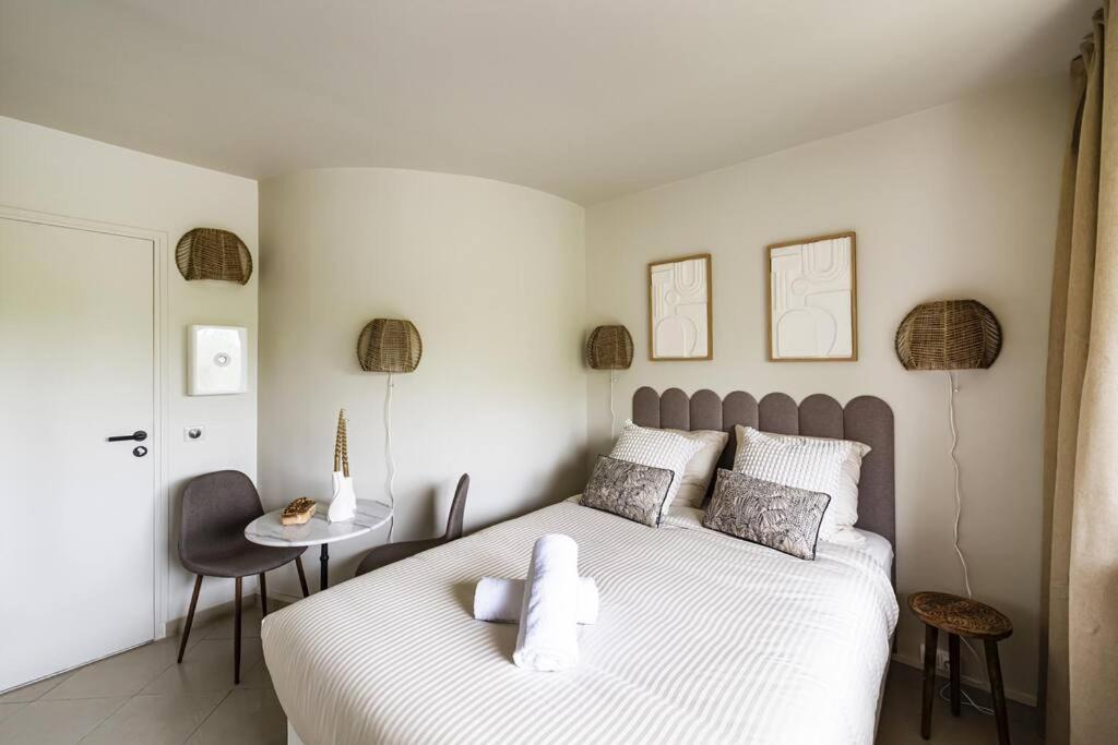Photo of Bedroom in Front de Lac