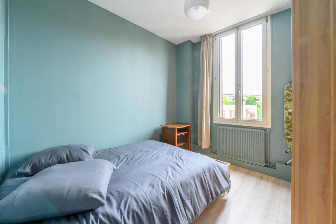 Photo of Bedroom in Stains