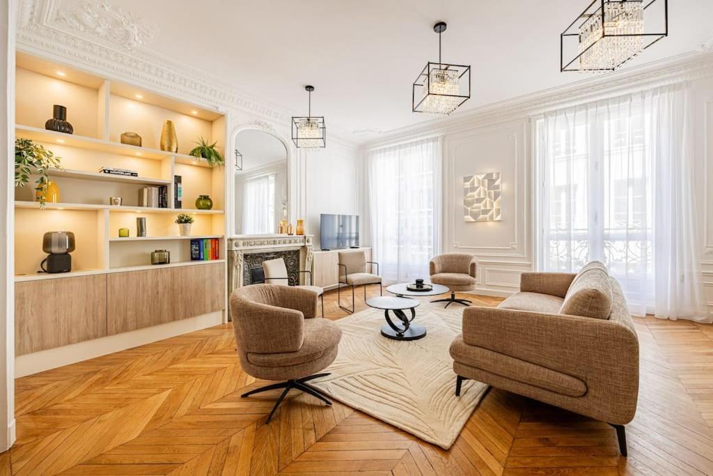 Photo of Livingroom in 8th Arrondissement