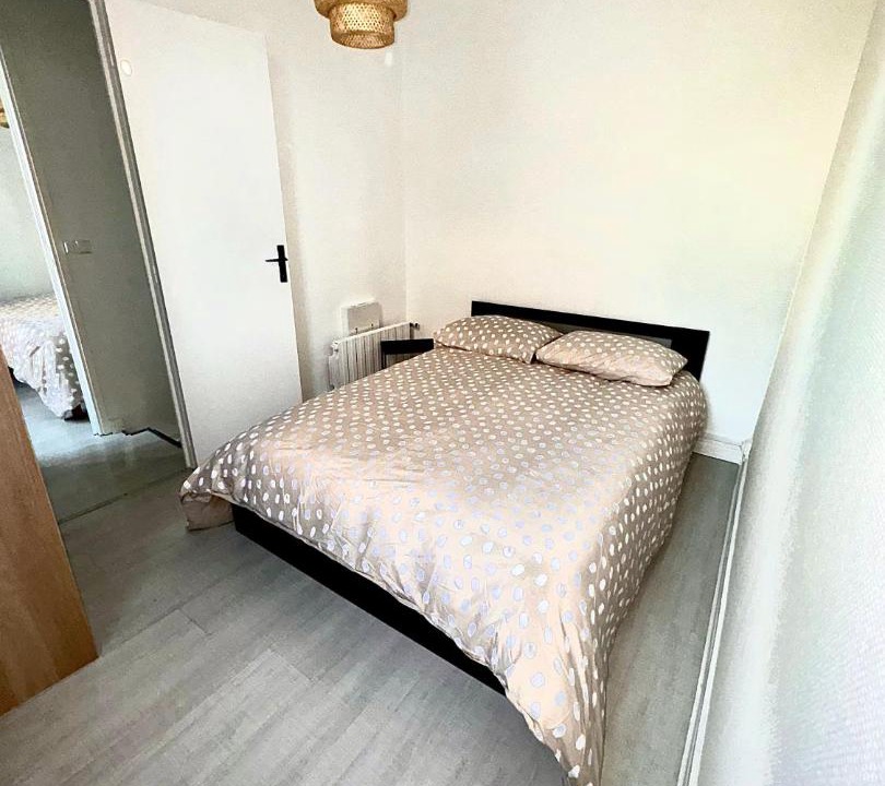 Photo of Bedroom in Stains