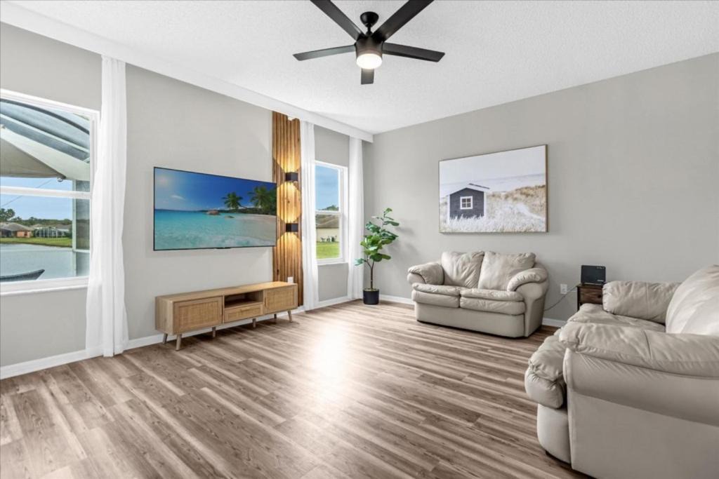 Photo of Livingroom in Crescent Lakes