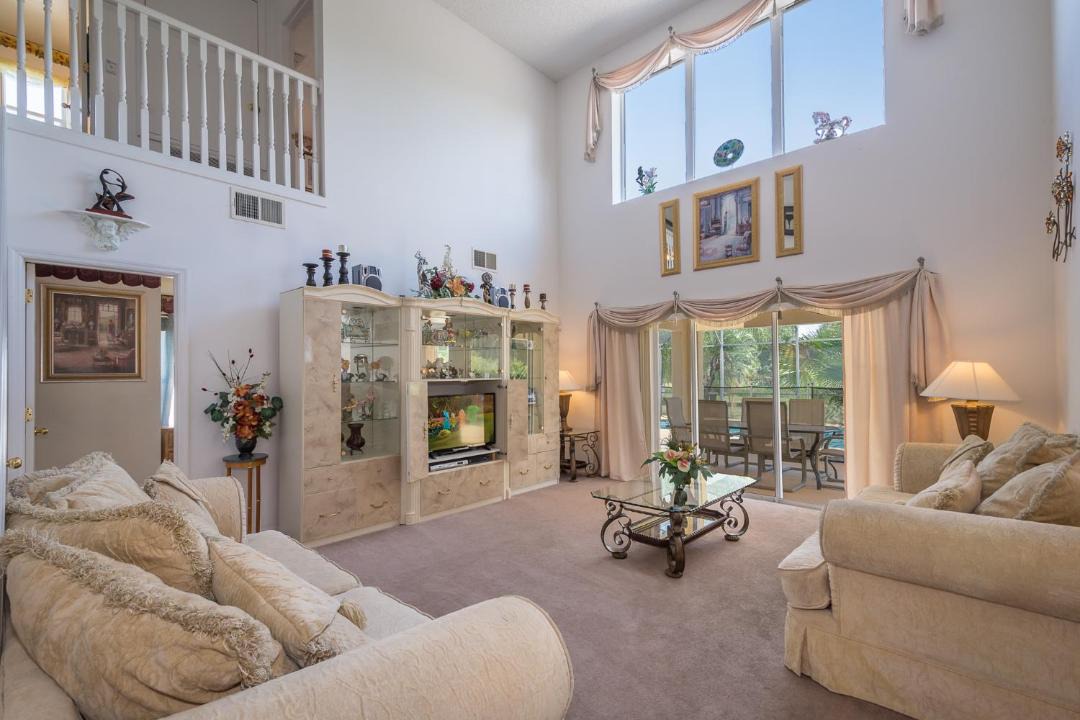 Photo of Livingroom in Crescent Lakes