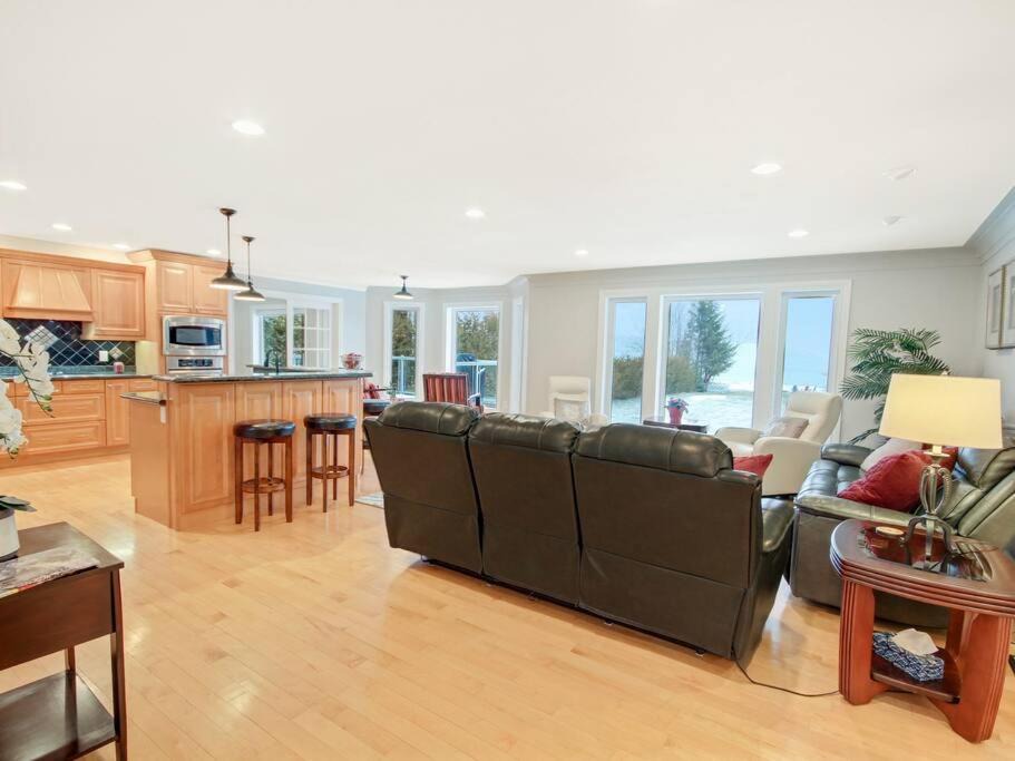 Photo of Livingroom in Wiarton