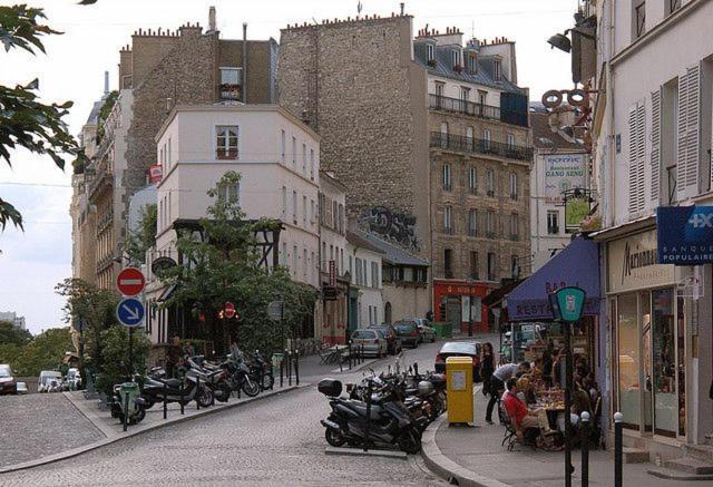 Photo of Others in Quartier des Grandes-Carrieres