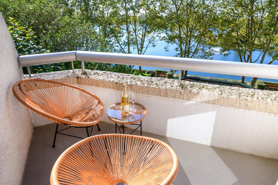 Photo of Patio Balcony in Front de Lac