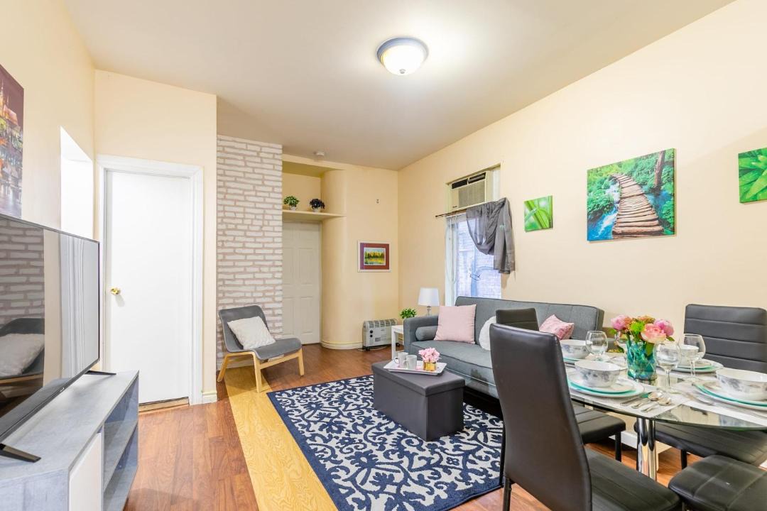 Photo of Livingroom in Leslieville