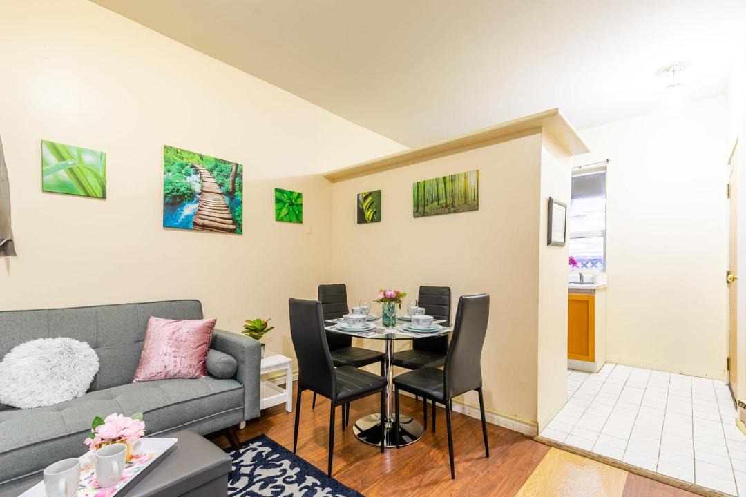 Photo of Livingroom in Leslieville