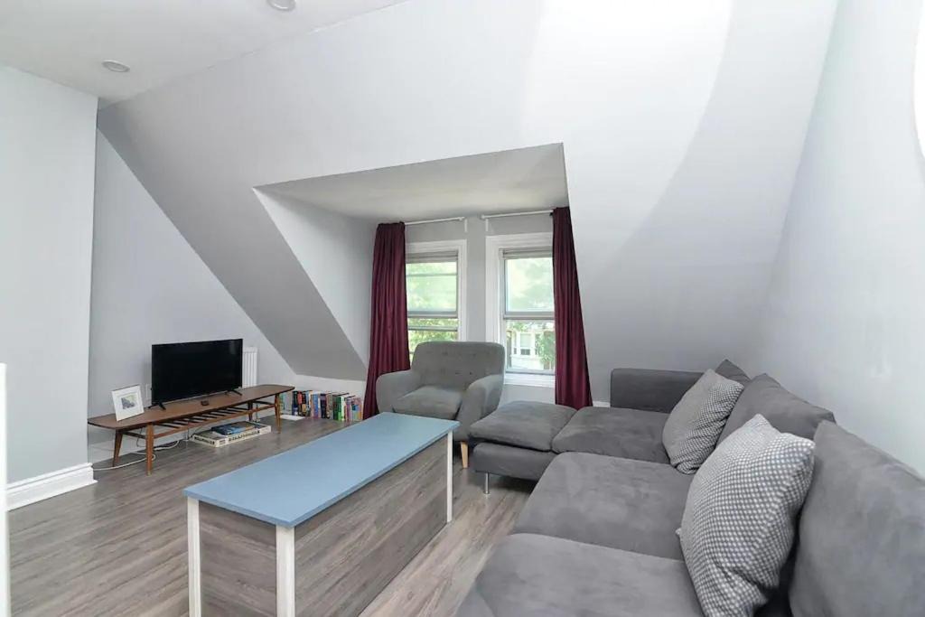 Photo of Livingroom in Leslieville