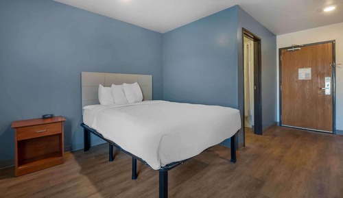 Standard Studio, 1 Queen Bed, Non Smoking, Refrigerator & Microwave