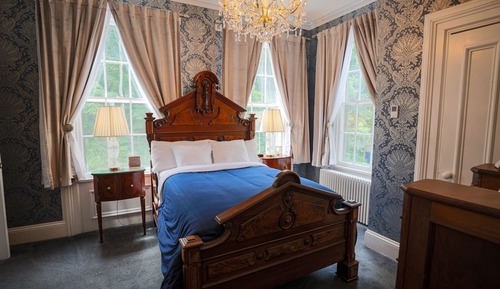 Victorian Inn Forest Room