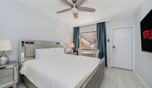 Standard Room, 1 King Bed, Kitchenette (Self check-in)