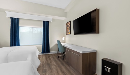 Suite, 2 Queen Beds, Roll-in Shower