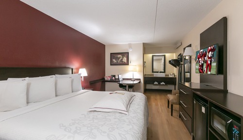 Premium Room, 1 King Bed, Accessible (Upgraded Bedding & Snack, Smoke Free)