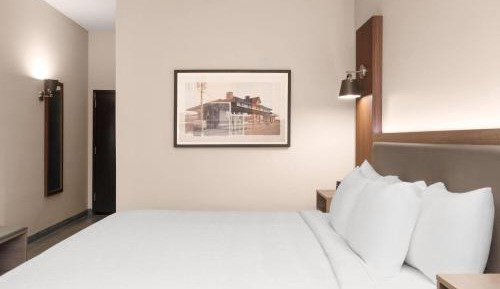 King Room with Roll-In Shower - Mobility/Hearing Accessible - Non-Smoking