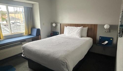 Queen Room - Disability Access - Non-Smoking
