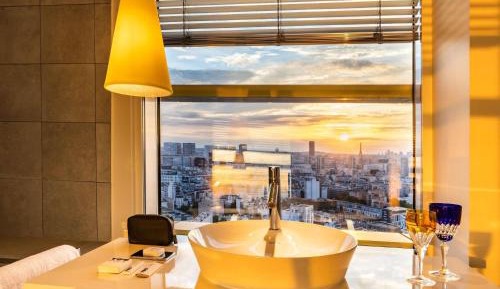 Executive Corner King Room with Panoramic Eiffel Tower View