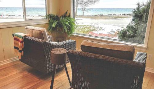 Deluxe One-Bedroom Apartment with Harbor View