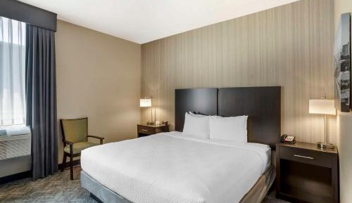 King Room with Roll-in Shower - Disability Access/Non-Smoking