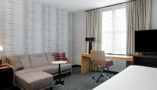 King Studio with Roll-in Shower - Mobility and Hearing Accessible