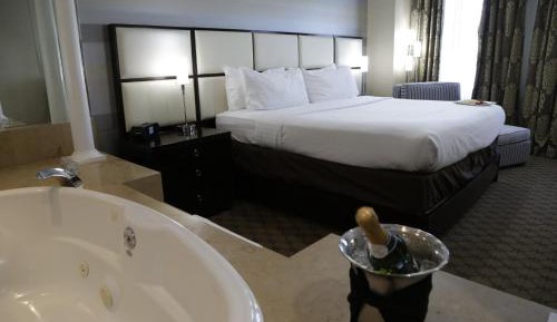 One-Bedroom Suite with Jetted Tub