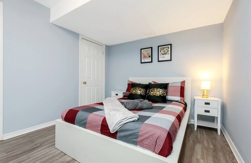 Churchill Meadows House | Mississauga Suite - Near Erin Mills Town Center
