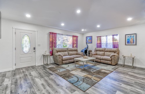 United Central House | Tiki Bungalow - Private Pool - Tropical & Spacious