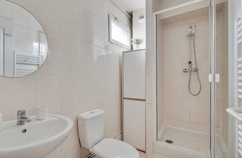 Aubervilliers Apartment | Chic apart with parking near Paris