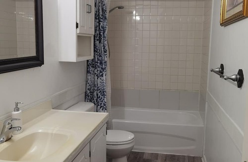Brampton House | 4 Bedroom 2 Bathroom Top Floor Close To Professor's Lake With Walk Out Deck