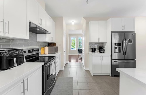 Vaughan House | Spacious 4 bedroom Escape Near Canada's Wonderland!