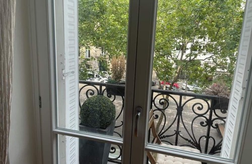 Champs-Elysees Apartment | Champs-Élysées Elegance