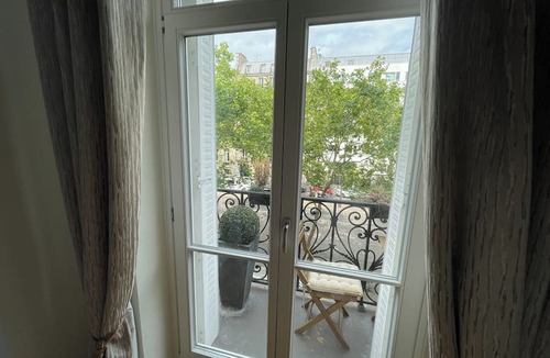 Champs-Elysees Apartment | Champs-Élysées Elegance