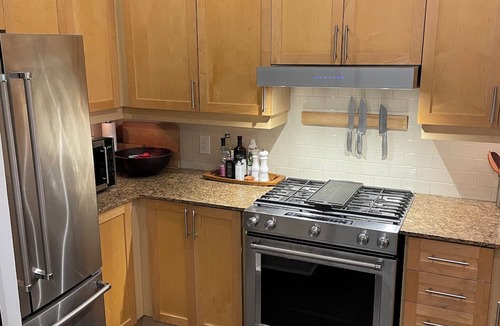 Midtown Toronto Condo | Corporate living at the crossroads of the Annex and Yorkville (long term rental)