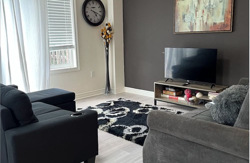 Guelph House | Bright & Cozy Home: Perfect for Families & Groups