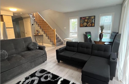 Guelph House | Bright & Cozy Home: Perfect for Families & Groups