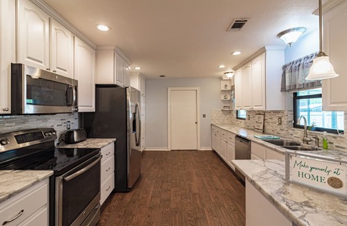 Summerfield House | Charming 2-bedroom lakefront house in Summerfield with WiFi and AC