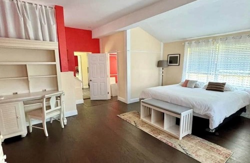 Tarpon Springs Apartment | Sponge Docks. Charming, renovated, large studio, in Historic Tarpon Springs.