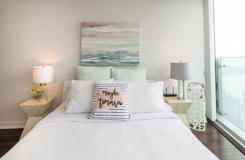 Central Waterfront Condo | Stunning Lake View luxury Condo in The Tourist Hub Area in Toronto Downtown