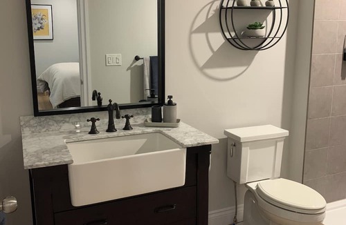 Lakeshore Bed & Breakfast | Spacious suite with queen size bed & beautiful 3 piece ensuite