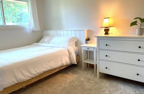Kingston House | Quiet City Retreat. Pets welcome, driveway parking!