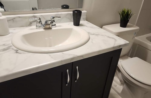 Ottawa Division House | Chic Urban Retreat: 4 Bedroom &3.5 Bath w/Parking+Kitchen & Self Check-In-Kanata