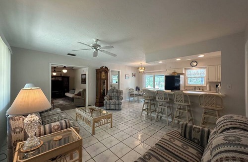St. Petersburg House | PRIME LOCATION!HUGE POOL/LANAI/BACKYARD-NEAR BEACH/RESTAURANT/PARK/MUSEUM/SHOPS!