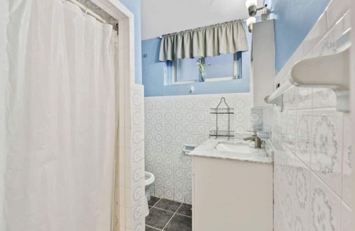 Lakeview House | Peaceful Large Basement Apartment